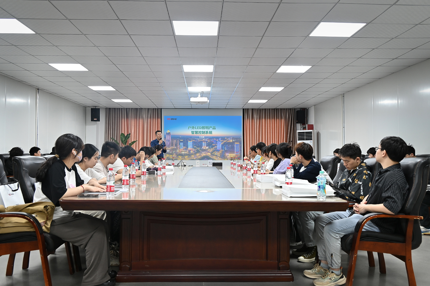 浙江理工大學(xué)學(xué)子走進(jìn)勇電，探索智慧光影科技